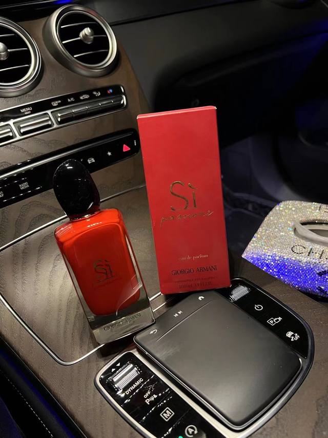 原单品质 阿玛尼 S Passione红色挚爱香水 换上了强烈视觉冲击的阿玛尼红用作瓶身内漆 和线条圆润的黑石瓶盖结合简直完美 一款性感又充满热情的高级香水 超